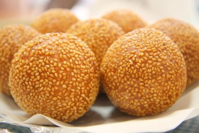 Trong khẩu phần bữa ăn sáng của người Pháp, thức ăn rán, đặc biệt là bánh rán gần như là một điều cấm kỵ. Những thức ăn như thế chứa rất nhiều đường sirô, khiến bạn bị đầy hơi nhanh chóng. Đồ ăn rán còn làm bạn mau khát nước, khó tiêu hóa khiến bạn có thể lả sau một ngày làm việc vất vả. Ngoài ra, với lượng dầu mỡ nhiều, đồ ăn rán có thể gây ra bệnh béo phì, ung thư. Ảnh minh họa: Internet