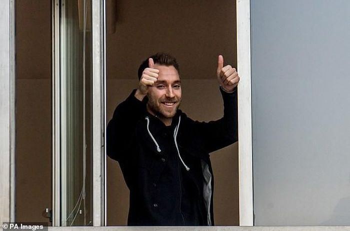 Christian Eriksen chào người hâm mộ Inter Milan.