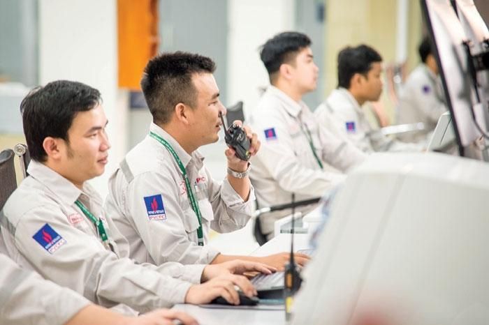 Vận hành sản xuất trong Phòng điều khiển trung tâm Nhà máy Đạm Cà Mau