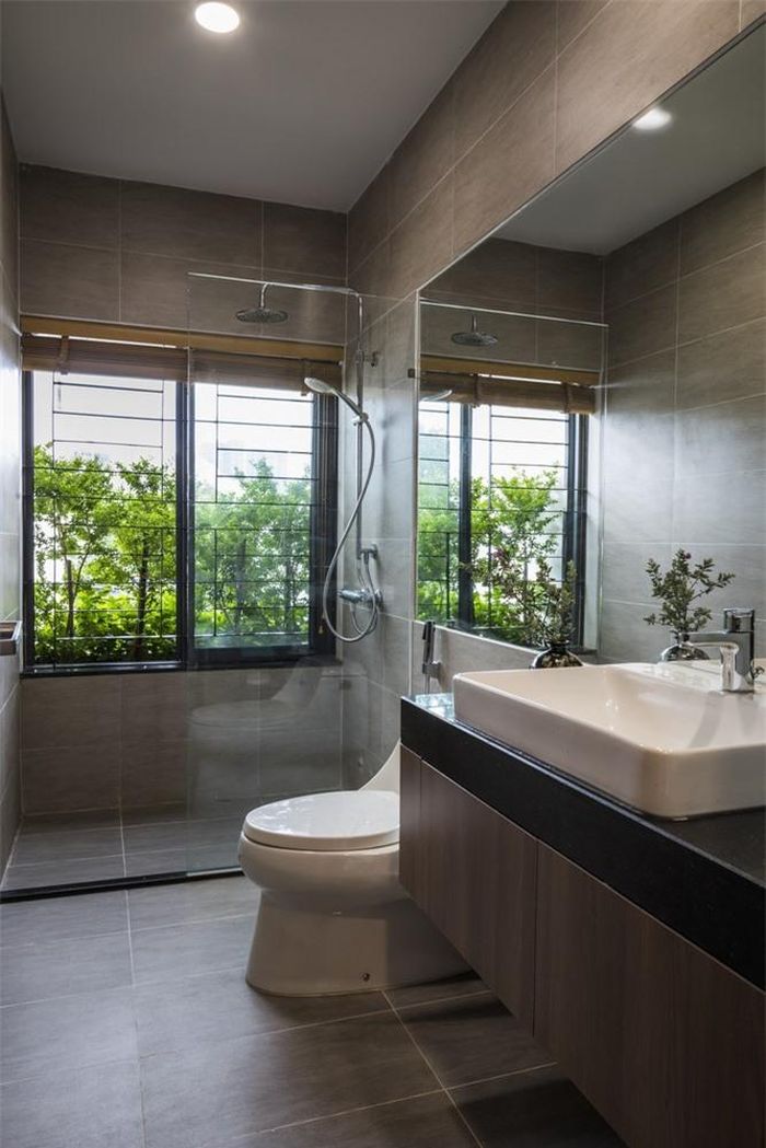 Phòng tắm ốp bằng đá hiện đại, hài hòa với cảnh quan thiên nhiên xung quanh.