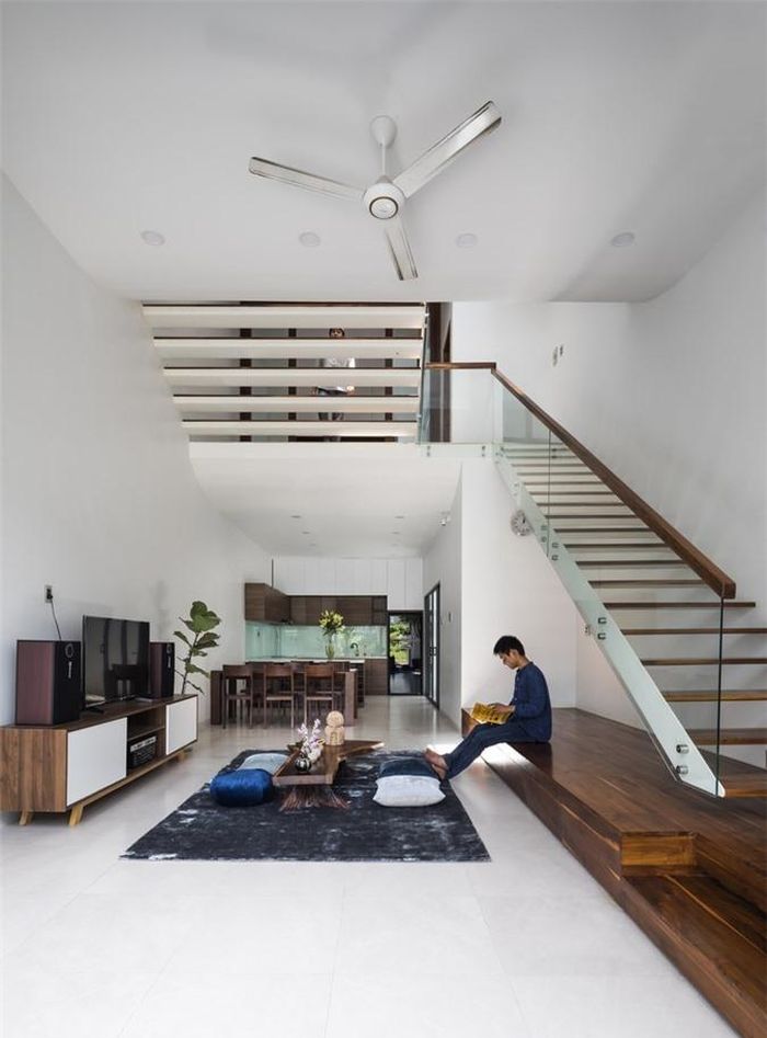 Thiết kế sàn giật cấp tạo ra một khu vui chơi nhỏ cho trẻ dưới chân cầu thang. 
