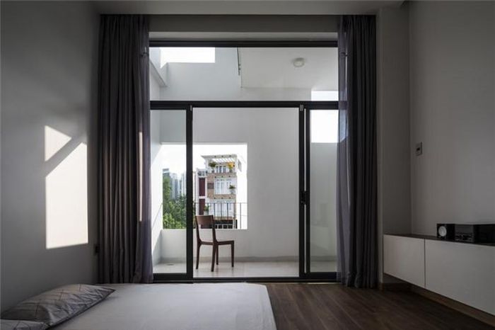 Cửa trượt bằng kính giữ sự riêng tư cho phòng ngủ. 