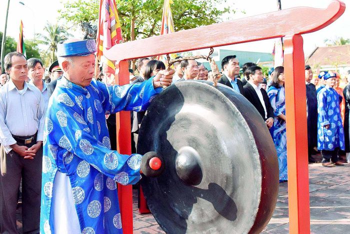 Các bô lão trang nghiêm làm lễ trước Tổ đình