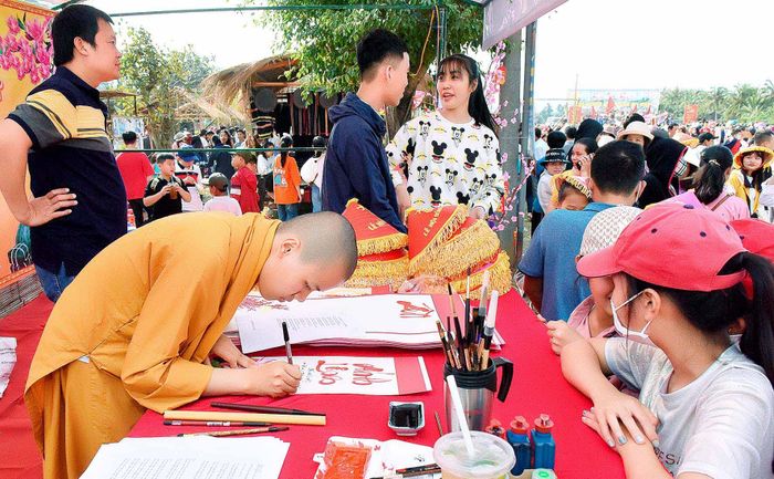 Xin chữ đầu năm với mong muốn gia đình mạnh khỏe, sung túc