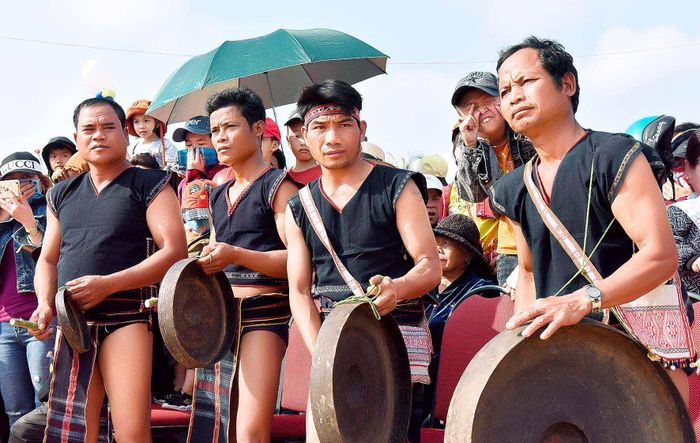 Đoàn nghệ nhân cồng chiêng xã Kon Lơng Khơng, huyện Kbang biểu diễn cồng chiêng tại lễ hội cầu huê