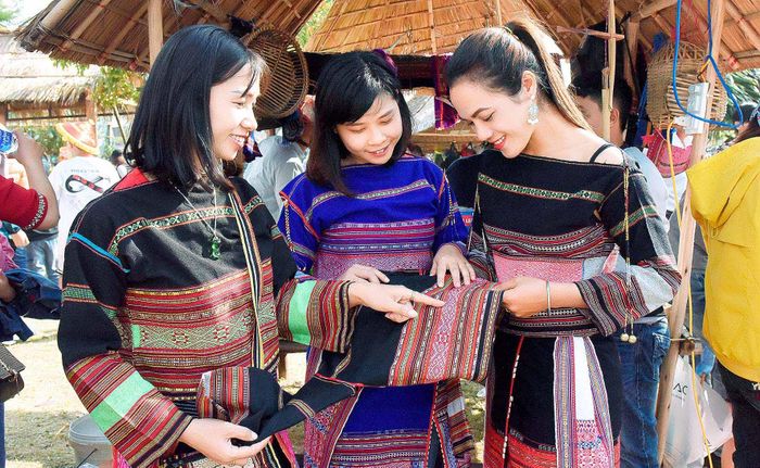 Chị Hồ Thị Viên ở xã Tú An cho biết: "Từ khi thị xã An Khê tổ chức hội cầu huê, năm nào gia đình tôi cũng đến tham quan"