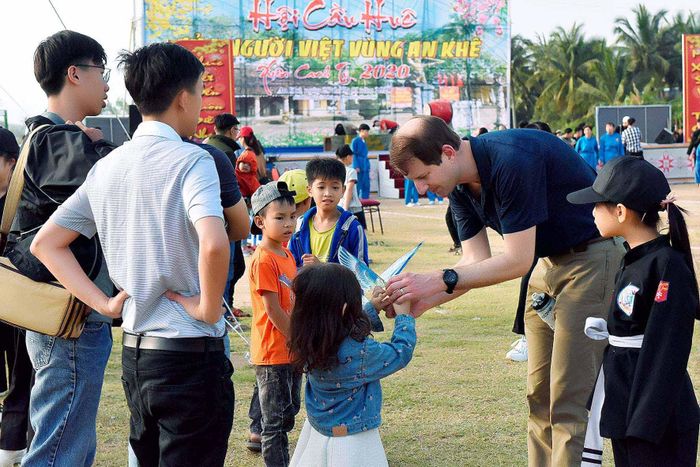 Du khách tham quan tại lễ hội