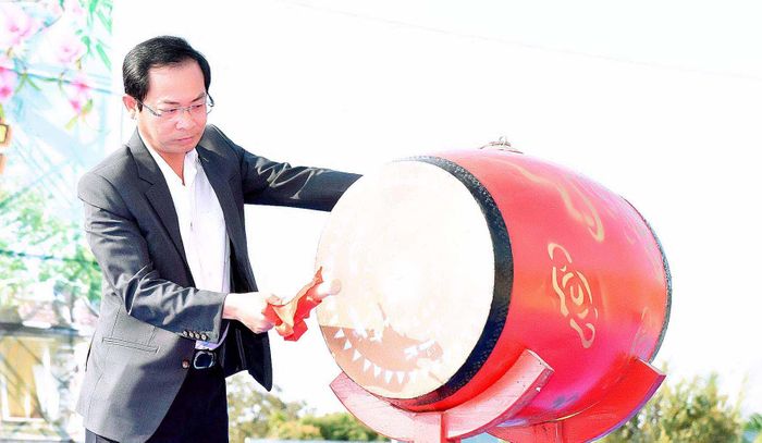 Ông Đỗ Tiến Đông-Tỉnh ủy viên, Phó Chủ tịch UBND tỉnh đánh trống khai hội cầu huê của người Việt vùng An Khê