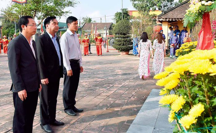 Ông Đặng Phan Chung-Ủy viên Ban Thường vụ Tỉnh ủy, Phó Chủ tịch Thường trực HĐND tỉnh và ông Đỗ Tiến Đông-Tỉnh ủy viên, Phó Chủ tịch UBND tỉnh dâng hoa, dâng hương tại An Khê trường