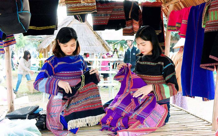 Một gian hàng của đồng bào Bahnar tại khu chợ Kinh-Thượng