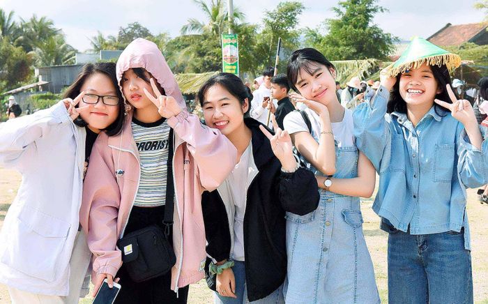 Em Đào Minh Thư, học sinh lớp 10, Trường THPT Quang Trung cho biết: Em cùng nhóm bạn đến đây tư rất sớm để thắp nhang cho vua Quang Trung tại An Khê Đình rồi tham quan ở khu chợ Kinh-Thượng