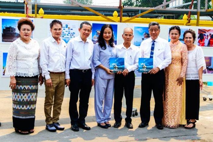  Trao tặng Lịch Trường Sa cho kiều bào tại Thái Lan. 