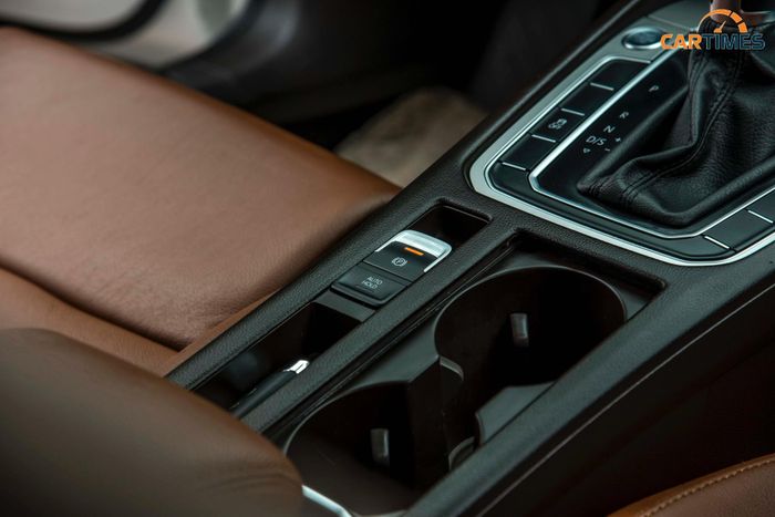 Volkswagen Passat BlueMotion 2016 trang bị phanh tay điện tử và Brake Hold