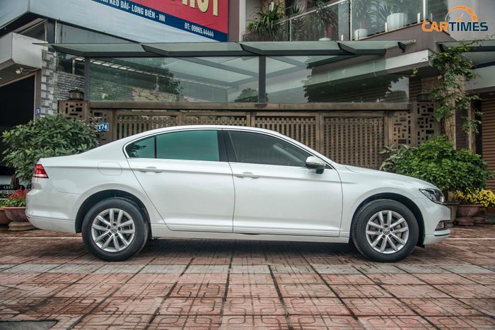 Thiết kế bên hông xe Volkswagen Passat BlueMotion 2016