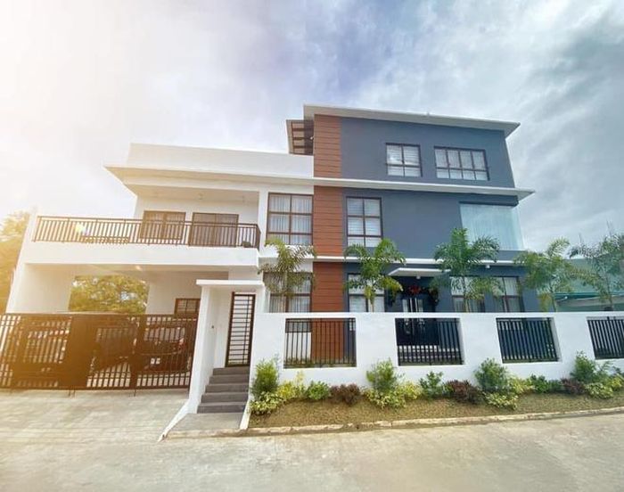 Jayvee đã xây cho cha mẹ của mình một căn biệt thự khang trang, rộng lớn.