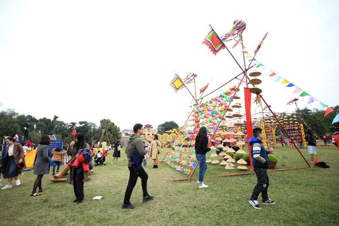 Không gian ngoài trời với nhiều cụm trang trí nổi bật là điểm nhấn thu hút du khách