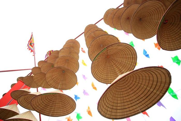 Nón lá, chong chóng kết hợp bắt mắt