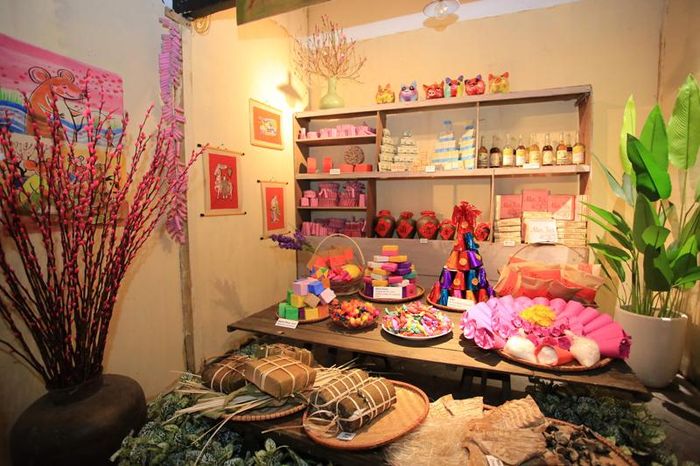 Quầy bán hàng Tết thời bao cấp cũng được phục dựng