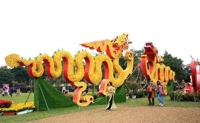 Tiểu cảnh đôi rồng chầu cực lớn gợi tả được khí thế mạnh mẽ vươn lên của kinh thành Thăng Long xưa