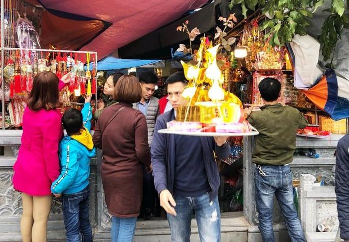 Người dân đi lễ Bà chúa Kho (Bắc Ninh) cầu may mắn đầu năm mới