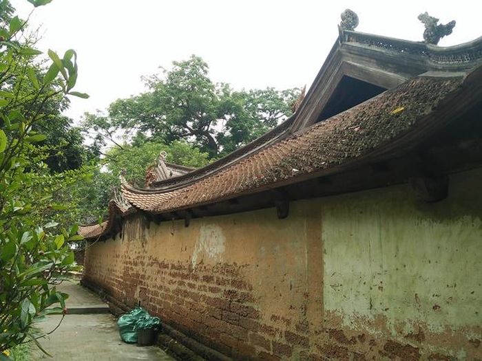 Mái đền Và mang nhiều nét cổ kính. Ảnh: Bình Thanh