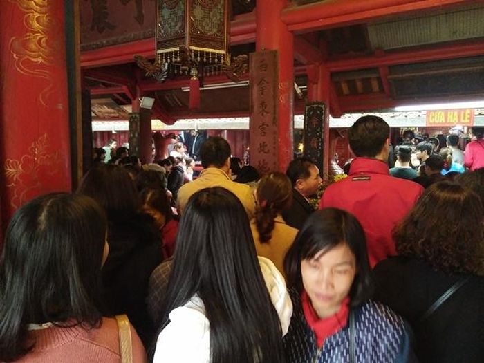 Hàng ngàn lượt khách thập phương chen chân dâng lễ đền Và (Sơn Tây, Hà Nội). Ảnh: Bình Thanh