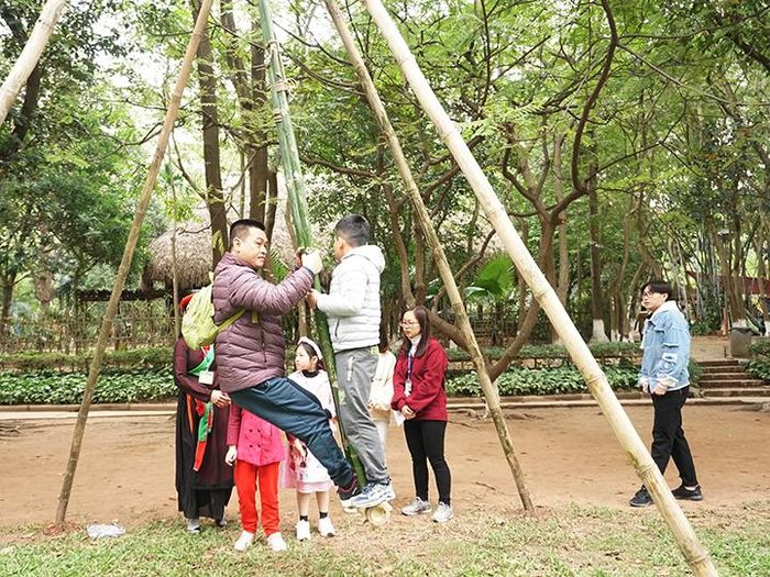  Được biết, Ban Tổ chức đã đưa hơn 40 nghệ nhân đến Hà Nội trình diễn, giới thiệu những nét đặc trưng văn hóa của vùng quê lúa như: chèo cổ, ông Đùng bà Đà, trình nghề tứ dân, pháo đất, múa rối nước tới đông đảo công chúng trong và ngoài nước. 