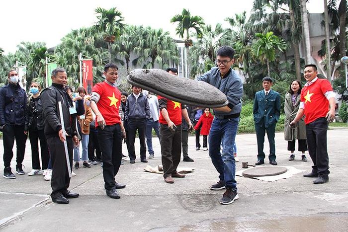 Tham dự chương trình, du khách có cơ hội tìm hiểu và khám phá những giá trị văn hóa của vùng quê lúa. Được trải nghiệm làm pháo đất và thưởng thức tiếng nổ vang rộn cùng sự cổ vũ hò reo của mọi người.