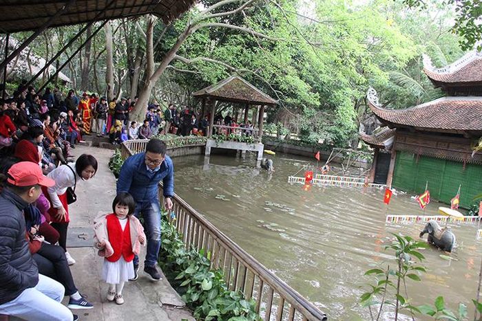  Các bạn nhỏ tuổi còn được khám phá bức tranh làng quê qua các tích trò múa rối nước dí dỏm, sôi động.