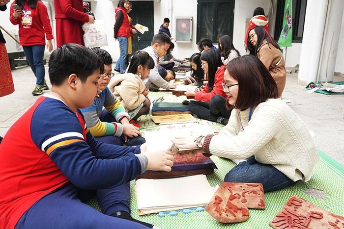  Bên cạnh đó, chương trình còn có khu trải nghiệm chơi một số trò chơi dân gian ngày Tết nhằm khuyến khích các thành viên trong gia đình cùng nhau khám phá trò chơi dân gian.