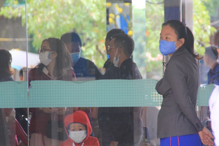 Một nhân viên tại ga cho biết, Tổng Công ty Đường sắt Việt Nam đã có công viên yêu cầu cán bộ, nhân viên trong ngành quan tâm ngăn ngừa các nguy cơ lây lan từ virus Corona, trước hết là để đảm bảo an toàn cho chính bản thân mình. Do đó, các nhân viên ngành đường sắt cố gắng đeo khẩu trang khi làm việc tại nhà ga, bao gồm việc tiếp nhận thông tin đăng ký mua vé, đón khách vào/ ra nhà ga, ký gửi hàng hóa...