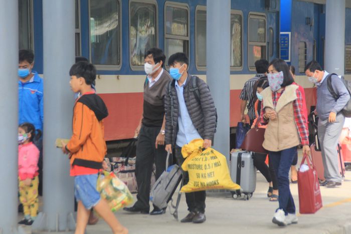Tại khắp các sân bay, nhà ga có đông lượng người dân đi lại, người dân chủ động phòng tránh bằng nhiều phương pháp, trong đó đơn giản có thể bằng cách mang khẩu trang khi đến nơi công cộng đông người. Ghi nhận tại ga Quảng Ngãi, một trong những nhà ga có đông hành khách đi lại sau Tết Nguyên đán mỗi năm, chúng tôi nhận thấy rất đông người dân đã đeo khẩu trang nhằm chủ động tránh các nguy cơ lây nhiễm bệnh do virus vốn được cho xuất phát từ Vũ Hán (Trung Quốc)