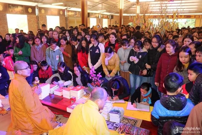 Trước khi khai bút, các chư tăng cùng đạo tràng đồng tụng kinh ngắn cầu an cho mọi người, mọi nhà. Sau phần nghi lễ, các chư tăng đã khai bút, phát lộc, cho chữ.