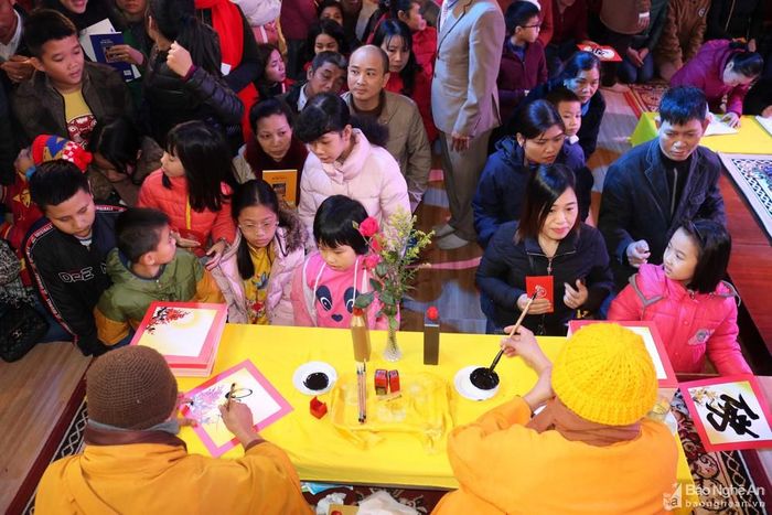 Rất đông người dân và học sinh đến chùa dự lễ xin chữ, xin sách.