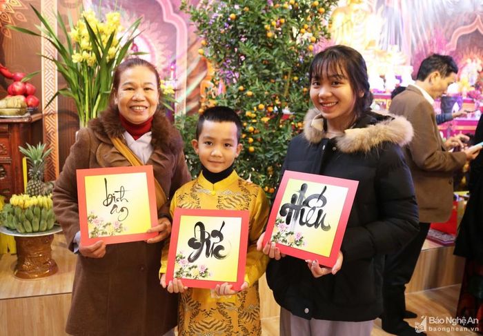 Lễ khai bút và cho chữ đầu Xuân được chùa Đức Hậu tổ chức trang nghiêm, ý nghĩa. Đây là nét đẹp văn hóa truyền thống của người Việt Nam mỗi dịp Tết đến Xuân về thể hiện ước vọng về tri thức, mong một năm thành công về học hành, khoa cử.