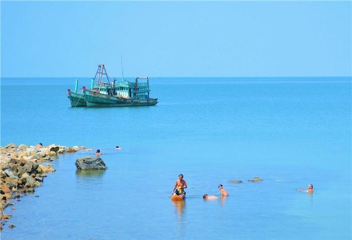 Người dân sống trên quần đảo chủ yếu làm các ngành nghề gắn với khai thác biển. Theo xu hướng phát triển, họ chuyển dần sang dịch vụ, làm du lịch cộng đồng để phục vụ du khách.