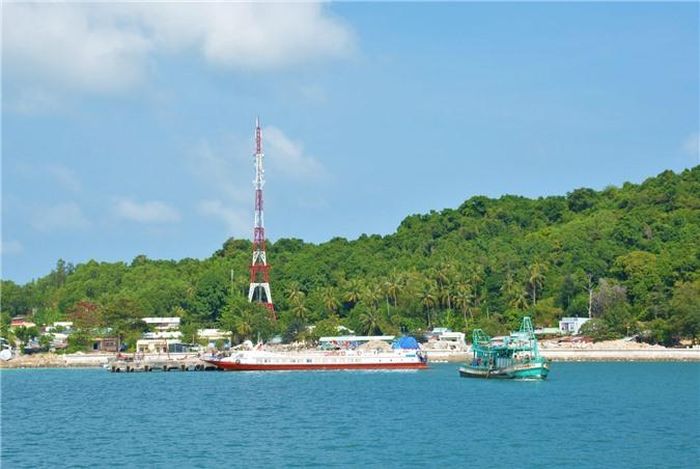 Hòn Đốc chính là đảo tập trung nhiều người dân nhất và cũng là trung tâm của xã đảo Tiên Hải. Hiện đã có tàu cao tốc chạy từ TP Hà Tiên ra đây để phục vụ nhu cầu đi lại.
