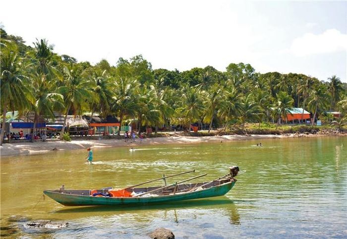 Bãi cát trắng trải dài bao quanh các đảo cùng nước non một màu xanh biếc tạo nên những “bức tranh tuyệt sắc”.