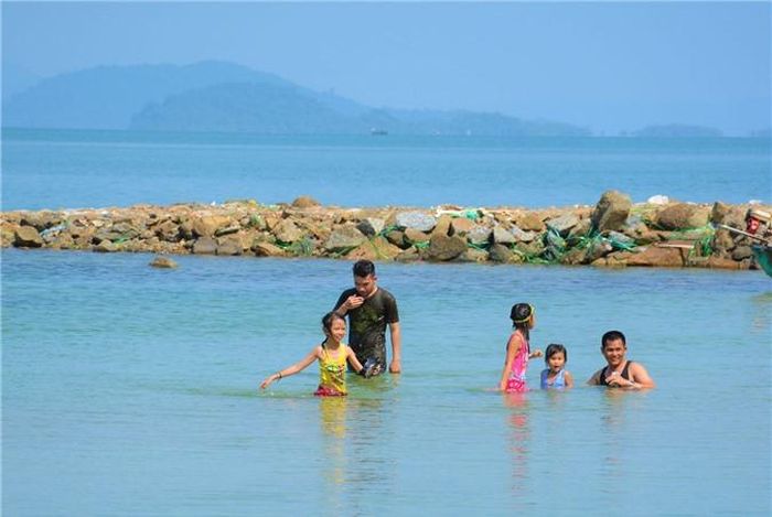 Thời gian gần đây, du khách nhiều tỉnh thành trên cả nước tìm về tham quan quần đảo ngày càng nhiều. Ra với quần đảo Hải Tặc du khác sẽ ngỡ ngàng với cảnh non nước hữu tình.