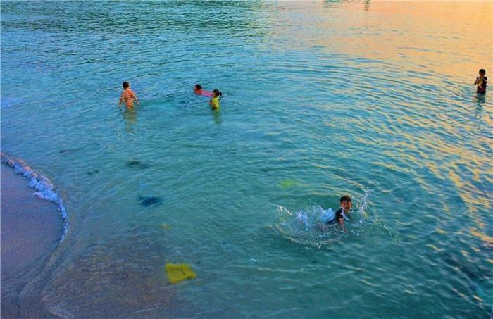 Trải nghiệm cuộc sống yên bình của ngư dân miền biển Tây Nam Tổ quốc và được thưởng thức các sản vật tươi sống do chính người dân nơi đây đánh bắt về phục vụ.
