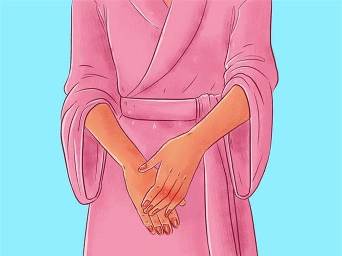 Sau khi massage mặt xong, mọi người nên dùng phần dầu thừa để massage thư giãn cho bàn tay.