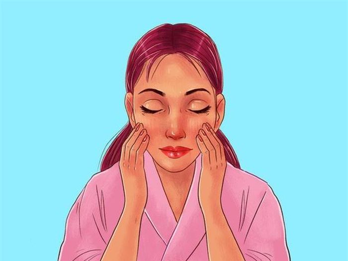 Bước 4: Bắt đầu massage da mặt từ giữa khuôn mặt, đi theo chuyển động tròn dần dần từ trong ra ngoài, từ dưới lên trên.