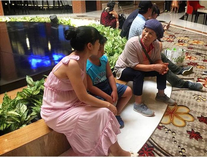 Khách du lịch châu Á chờ làm thủ tục tại một địa điểm nghỉ dưỡng ở Vũng Tàu. Ảnh: N.Bình.