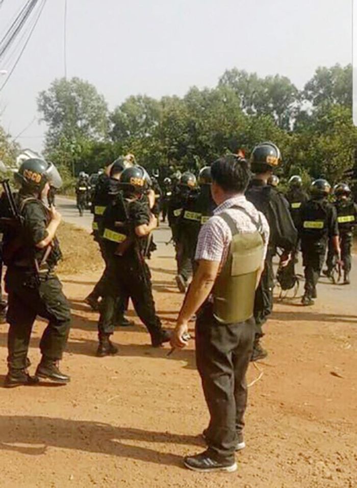 Cảnh sát bao vây khu vực rừng tràm. Ảnh: CTV