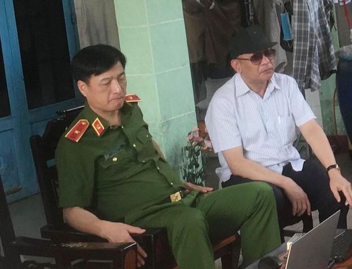 Thứ trưởng Bộ Công an Nguyễn Duy Ngọc và Trung tướng Lê Đông Phong có mặt khu vực hiện trường chỉ đạo vụ vây ráp. Ảnh: N.YÊN