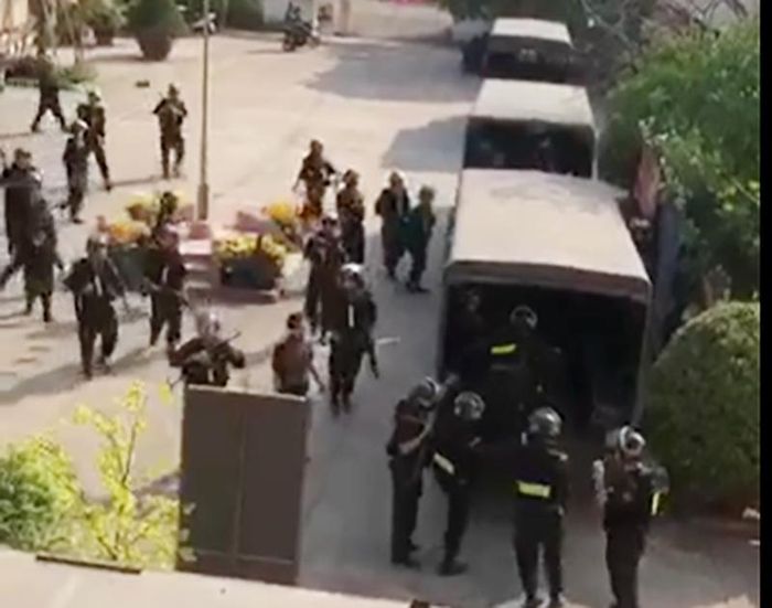 Hàng trăm cảnh sát trang bị vũ khí truy bắt kẻ nổ súng làm nhiều người chết. Ảnh: CTV