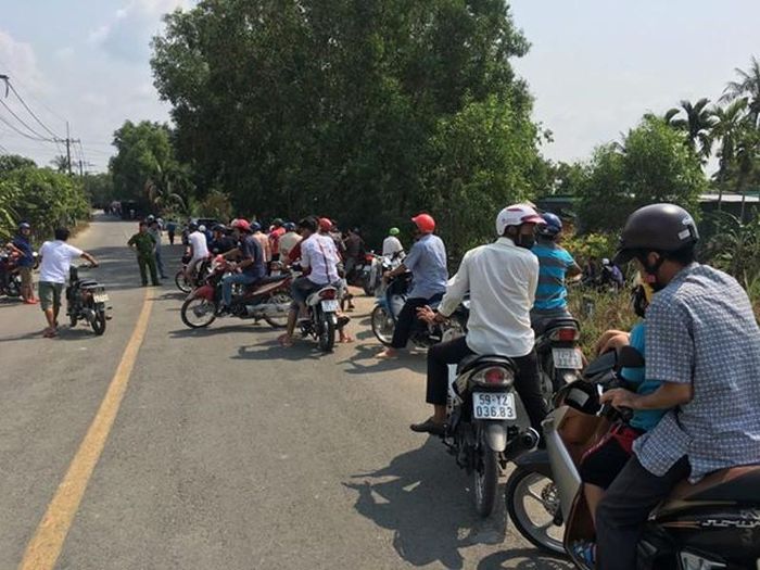 Xe bọc thép đi chuyển về hướng nghi có kẻ sát nhân lẩn trốn. Ảnh: N.YÊN