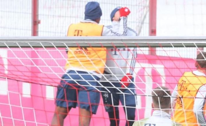 Boateng đấm đồng đội ngay trong buổi tập.
