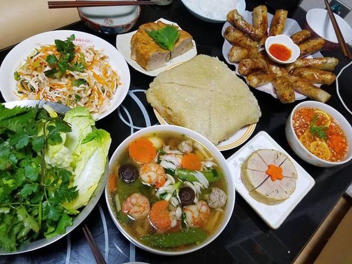 Tết đến xuân về là dịp các thành viên tề tựu đông đủ bên mâm cơm gia đình để cùng nhau nhìn lại một năm đã qua và chia sẻ dự định trong năm mới. Tùy vào truyền thống đón Tết của từng vùng miền, mâm cơm ở mỗi nơi, mỗi gia đình một khác song điểm chung chính là không khí đoàn viên ấm cúng, rộn ràng, đã trở thành phong vị riêng của Tết Nguyên đán. Ảnh: @maidzung159.