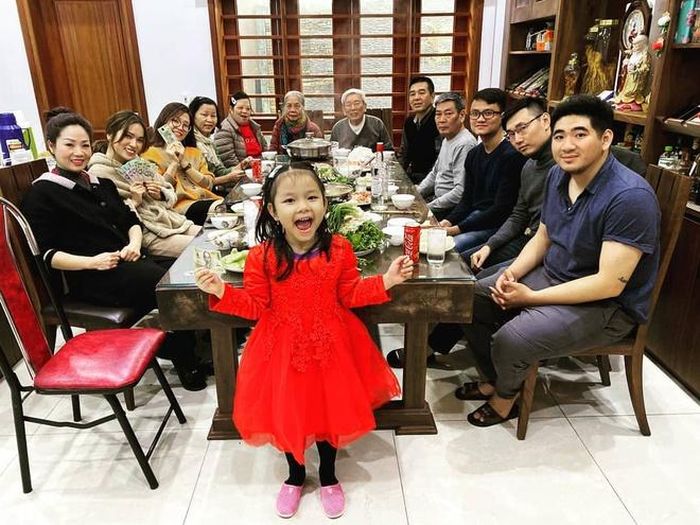 Với nhiều người những bữa cơm, mâm cỗ ngày Tết còn gắn liền với những câu chuyện cười ra nước mắt. "Đằng sau mỗi món ăn là một câu nói của bố mình. 'Rán nem vỡ thế ai ăn', ' Bóc bánh gì hở cả ruột thế à', 'Lớn rồi vẫn không biết làm gì ngoài quấn nem'...", tài khoản Nguyễn Hoài Thu hài hước chia sẻ kỷ niệm nấu ăn ngày Tết của gia đình mình trên trang cá nhân. Ảnh: @htrgdn.